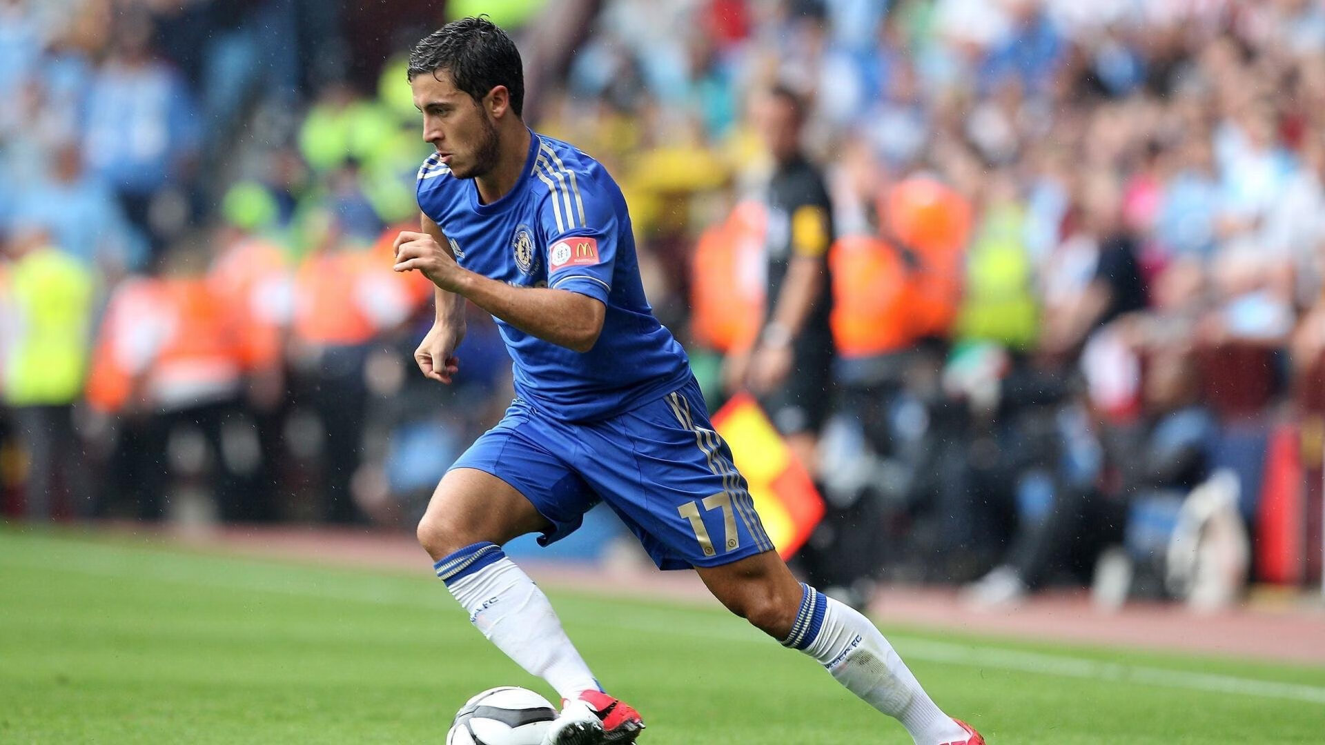 赫罗纳节奏切换流畅保持攻防平衡，赫罗纳队服