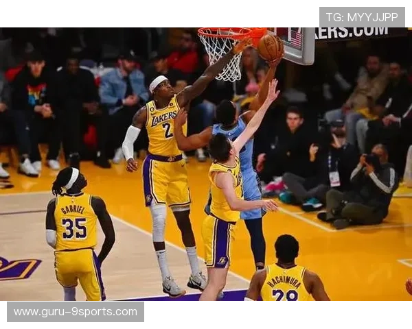 哈姆训练中点名连夸两位年轻后场 哈姆训练中点名连夸两位年轻后场